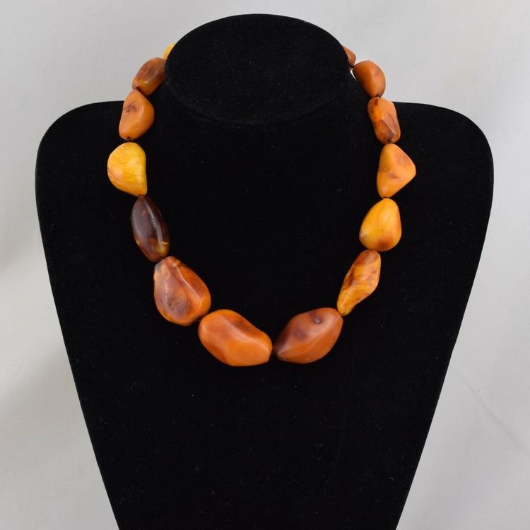 Amber baltic jewelery hi-res stock photography and images - Alamy